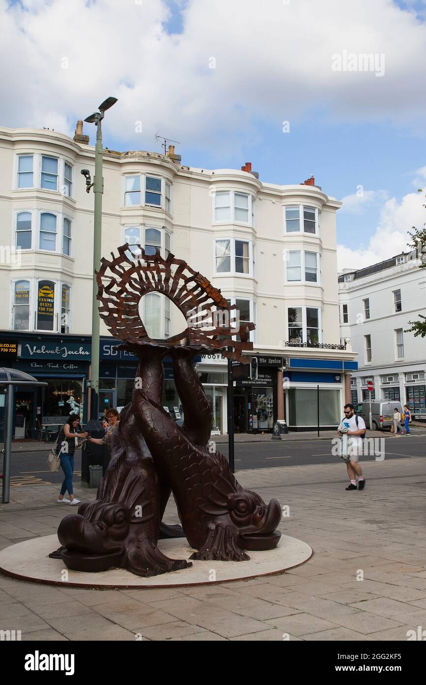 England, East Sussex, Brighton, Norfolk Square, Waves of Compassion Skulptur von Steve Geliot, bestehend aus drei original Old Steine Delphinen. Stockfoto