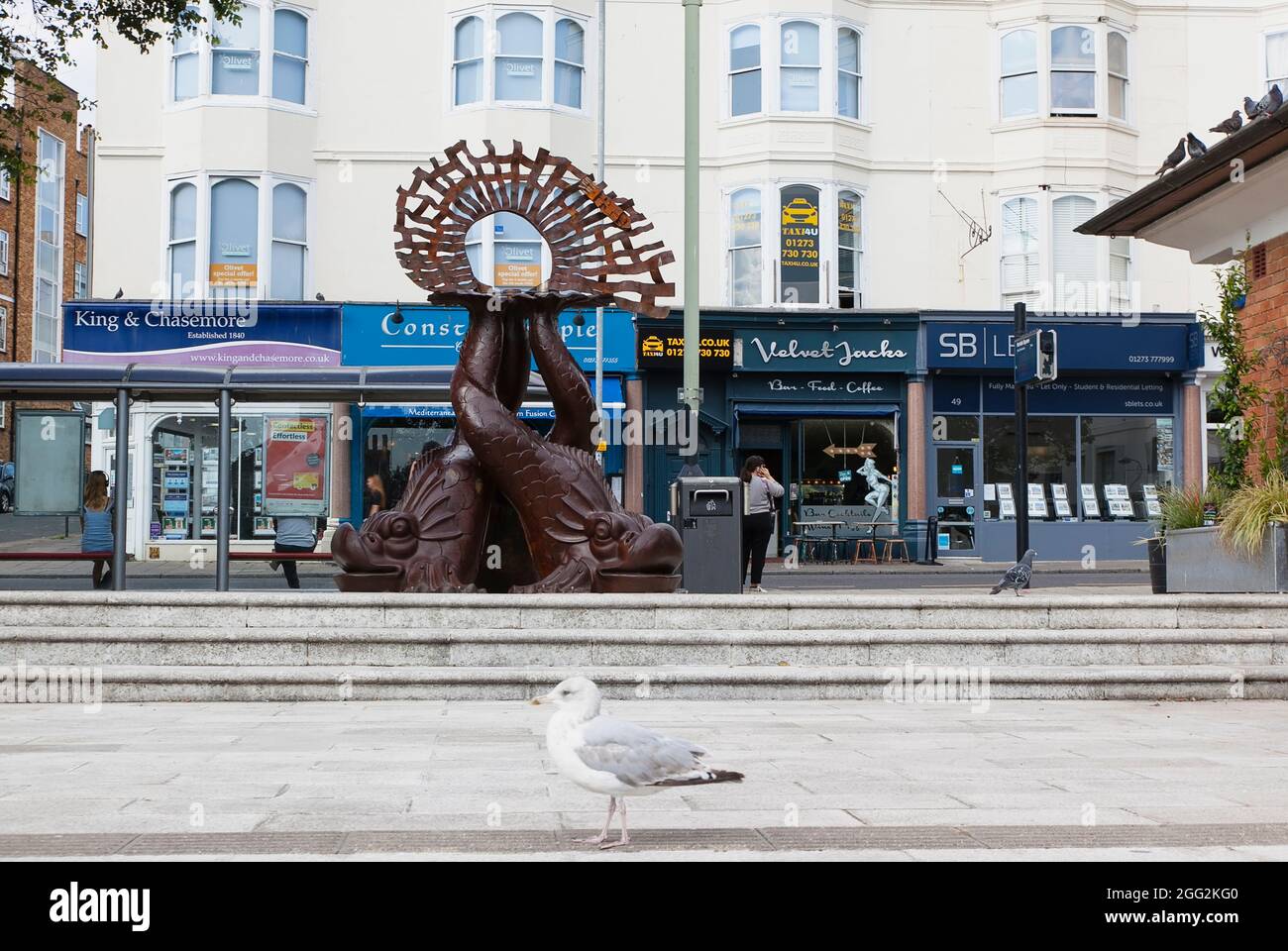 England, East Sussex, Brighton, Norfolk Square, Waves of Compassion Skulptur von Steve Geliot, bestehend aus drei original Old Steine Delphinen. Stockfoto