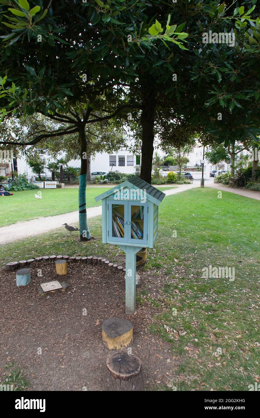 England, East Sussex, Brighton, Norfolk Square, Büchertauschkabinett im öffentlichen Park. Stockfoto