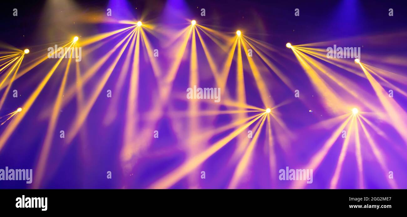 Banner mit bunten Bühnenlichtern und Rauch. Konzert- und Theaterszene Stockfoto