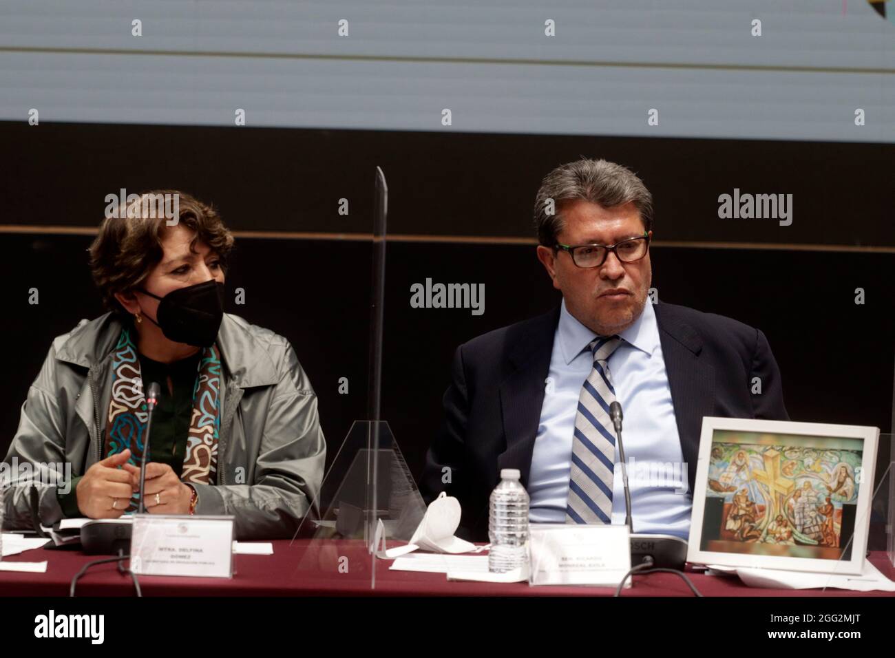 MEXIKO-STADT, MEXIKO - 27. AUGUST: Die mexikanische Bildungsministerin Delfina Gomez und der Präsident des Politischen Koordinierungsausschusses des Senats, Ricardo Monreal, während der Plenarsitzung der Partei Movimiento de Regeneración Nacional (MORENA) am 27. August 2021 in Mexiko-Stadt, Mexiko. Stockfoto