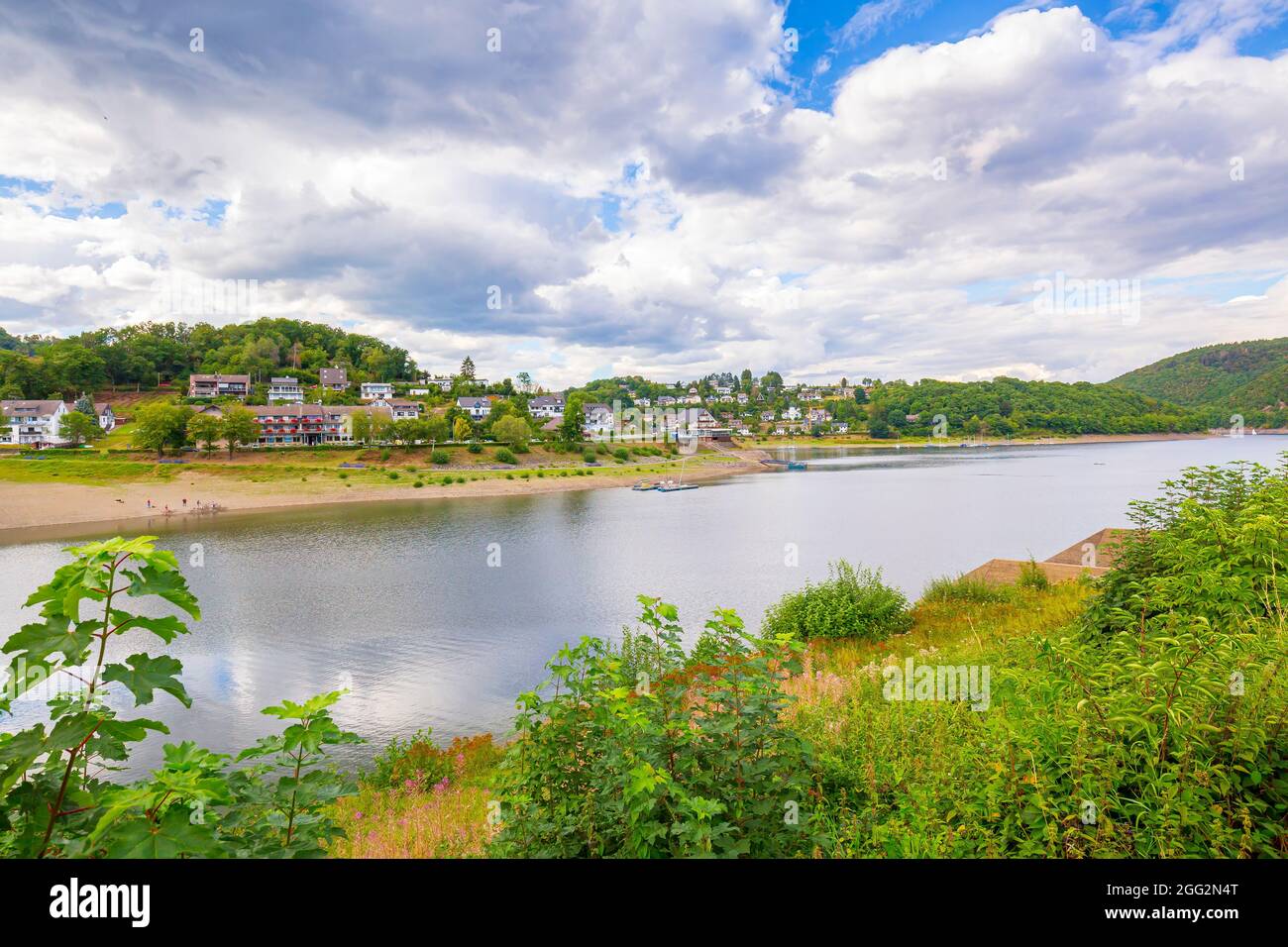 Rurberg und Rursee an einem schönen Tag im Sommer. Touristisches Wahrzeichen für Radfahrer, Wassersport und Hyking-Aktivitäten. Stockfoto