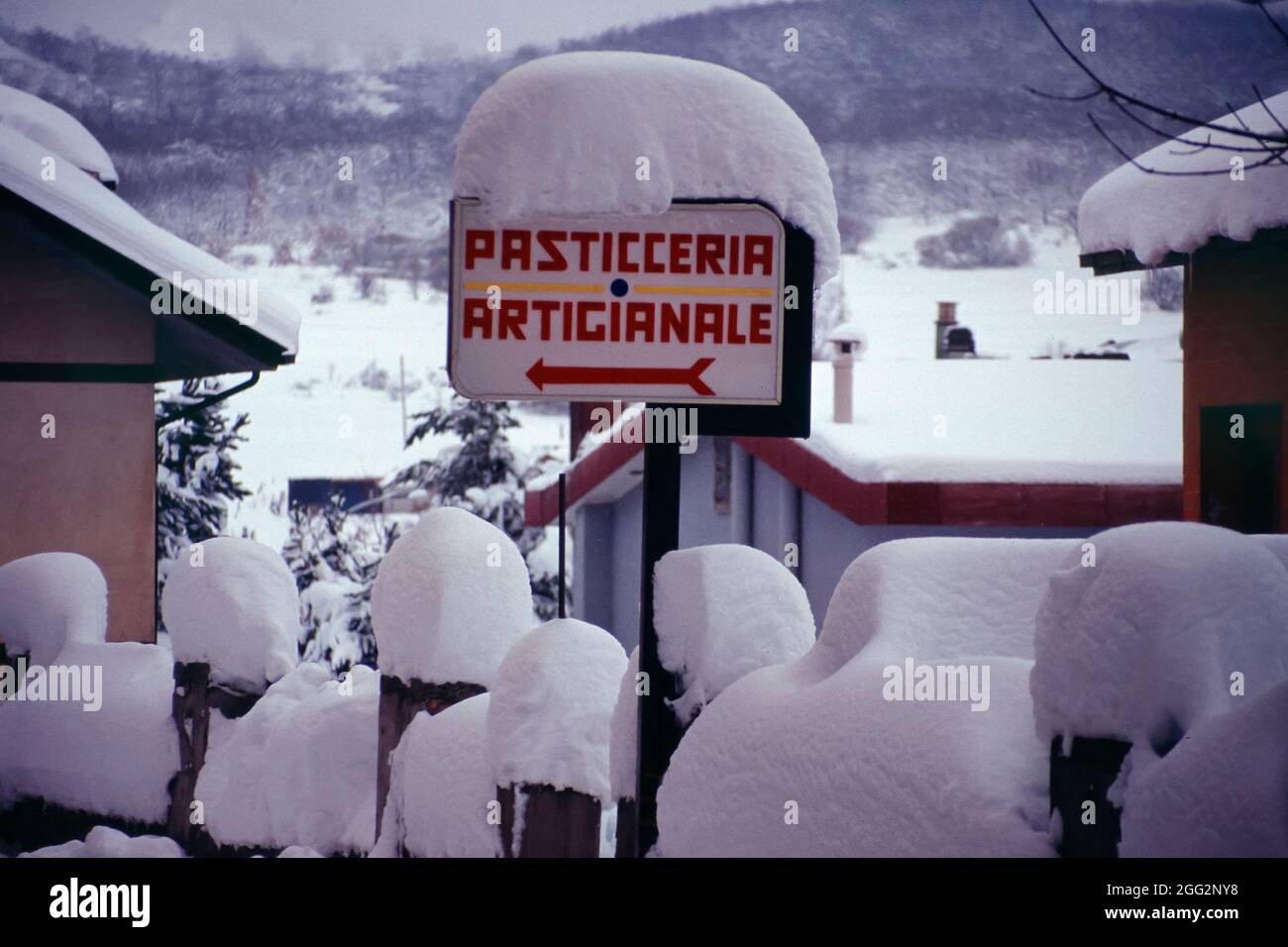Schneeverwehungen im Winter in einem kleinen Apennin Dorf in Mittelitalien Stockfoto