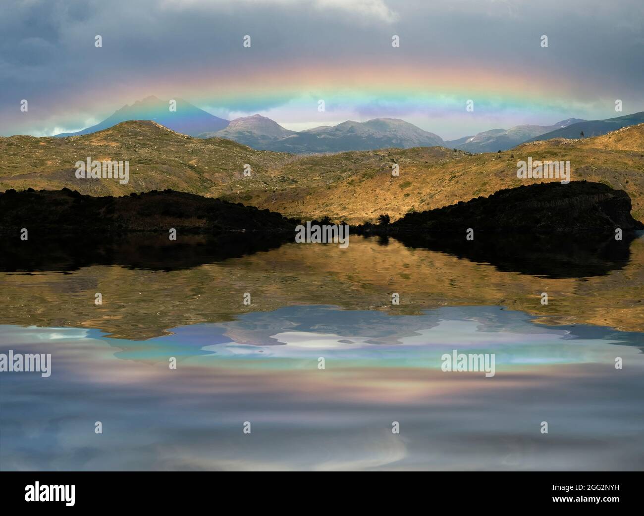 Regenbogen über dem Wasser des Pehoe Lake in Torres Del Paine, Patagonien, Anden, Chile. Stockfoto