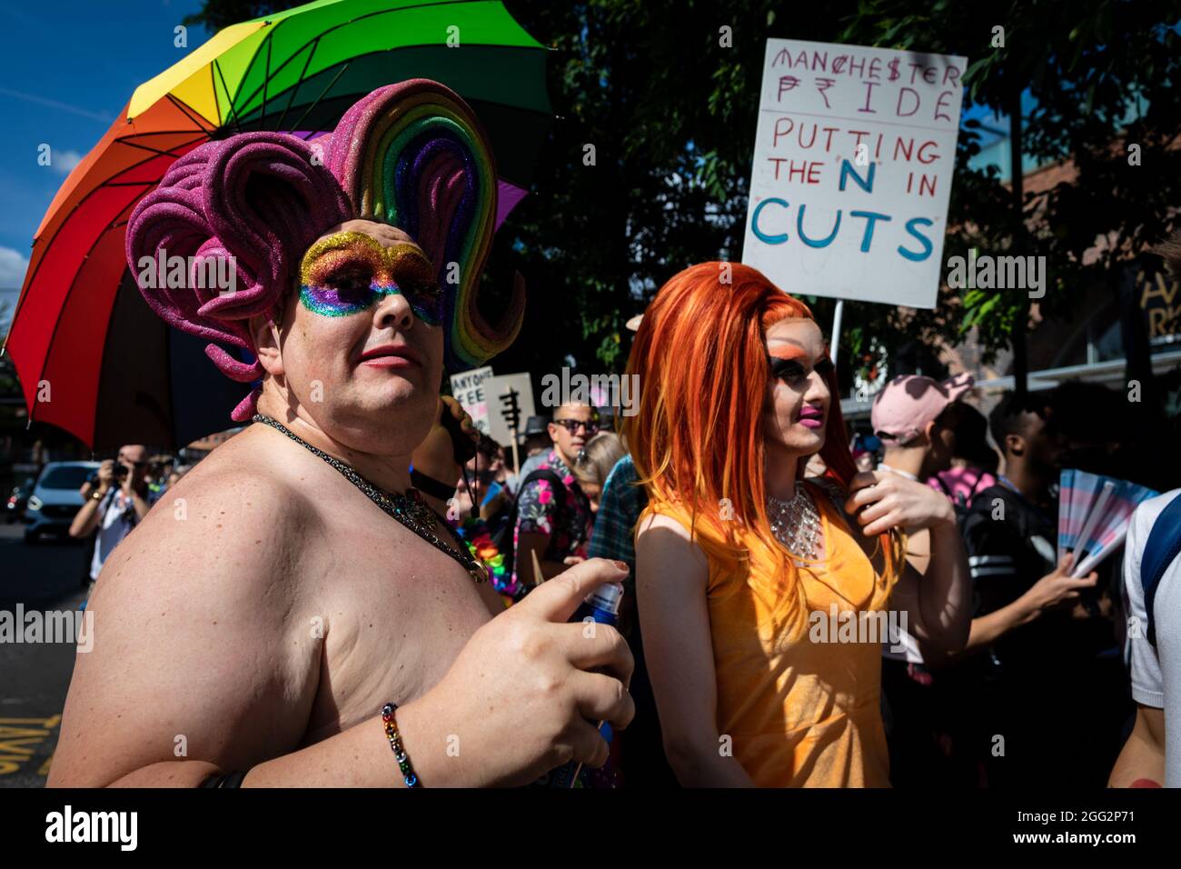 Manchester, Großbritannien. August 2021. Ein Protestler wartet auf den Beginn des Pride-Protests. Hunderte von Menschen marschieren durch die Stadt, um gegen Manchester Pride Ltd zu protestieren.die Demonstranten fordern eine verbesserte Finanzierung für die LGBTQIA-Wohltätigkeitsorganisationen und Gemeindegruppen von Manchester. Kredit: Andy Barton/Alamy Live Nachrichten Stockfoto