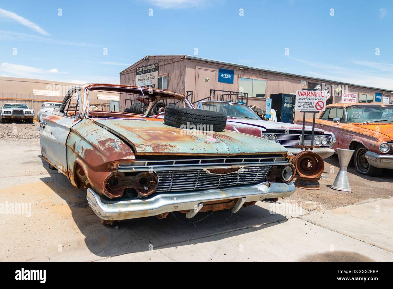 Klassische amerikanische Oldtimer der 1960er Jahre in Arizona Junkyard Stockfoto