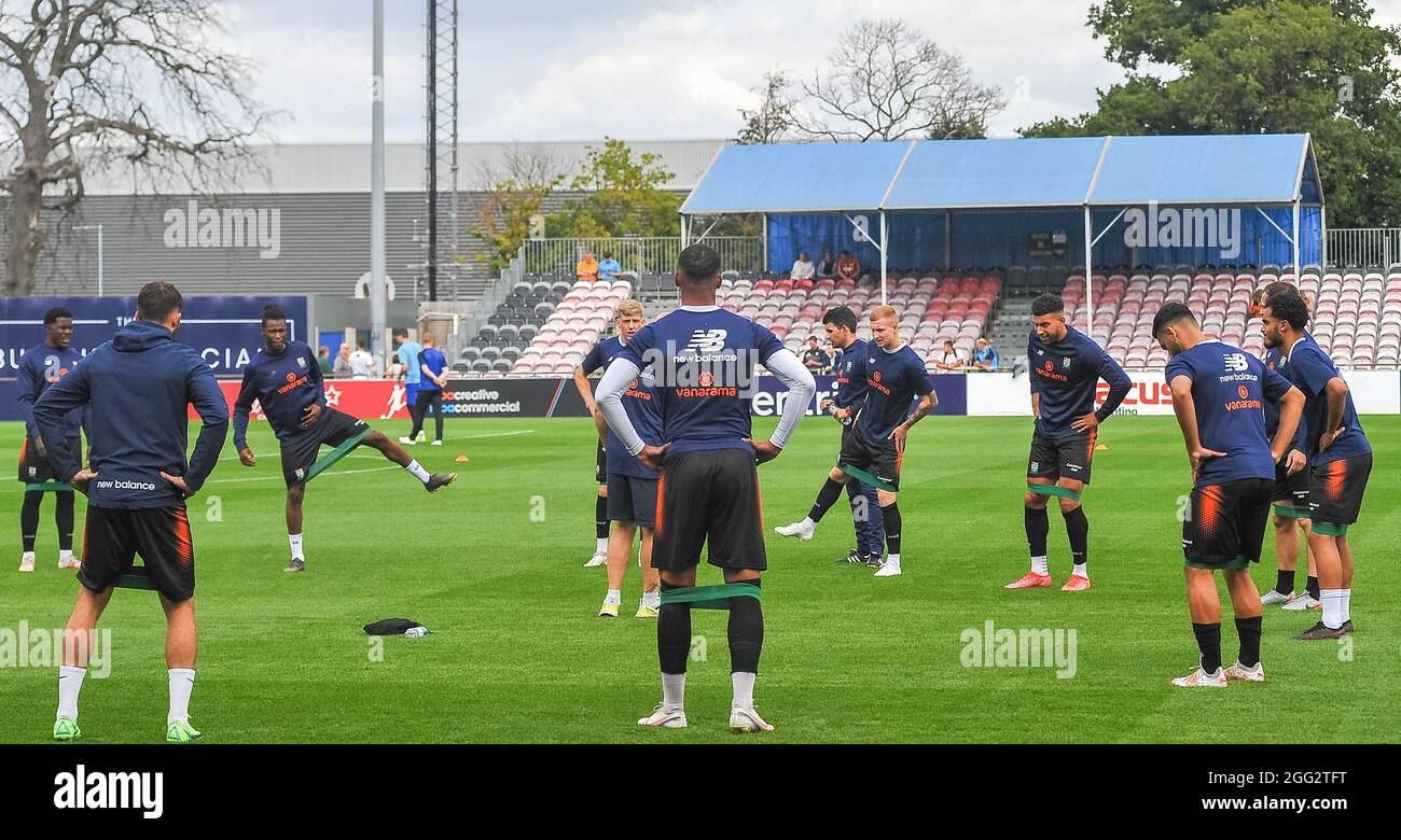 Solihull, Großbritannien. August 2021. Barnett Warmup während des Spiels der Vanarama National League zwischen Solihull Moors und Barnett im SportNation.bet Stadion in Solihull, England Credit: SPP Sport Press Foto. /Alamy Live News Stockfoto