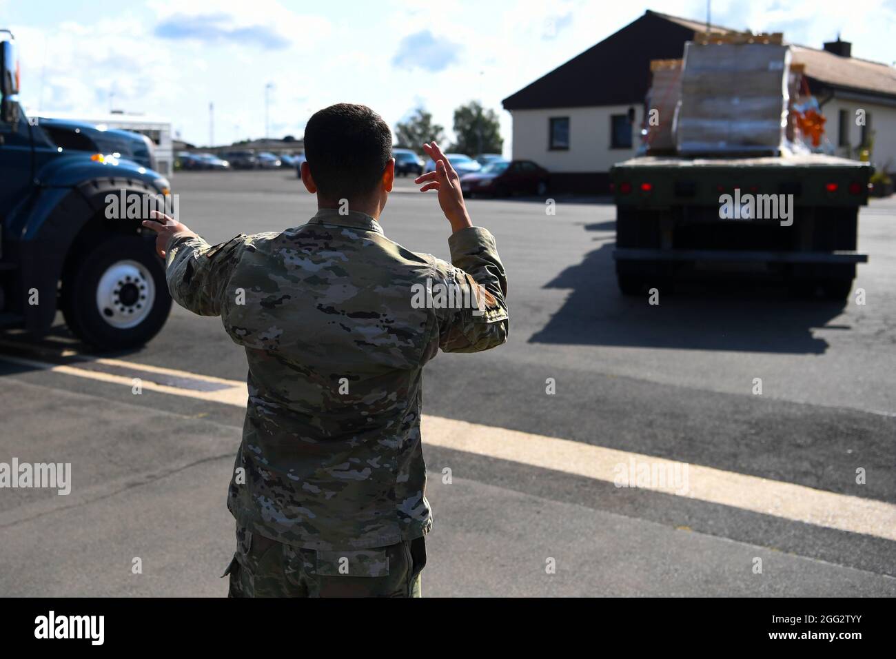 US Air Force Airman Eduardo Guerrero, 52. Logistics Readiness Squadron Bodentransportspezialist, Spots für einen Fahrer, der sich auf den Transport von COTS zum Ramstein Air Base, Deutschland, vorbereitet, 24. August 2021, auf dem Spangdahlem Air Base, Deutschland. Die nach Ramstein gefesselten Kinderbetten unterstützen die Evakuierungsbemühungen des US-Verteidigungsministeriums in Afghanistan. (USA Air Force Foto von Tech. Sgt. Warren Spearman) Stockfoto