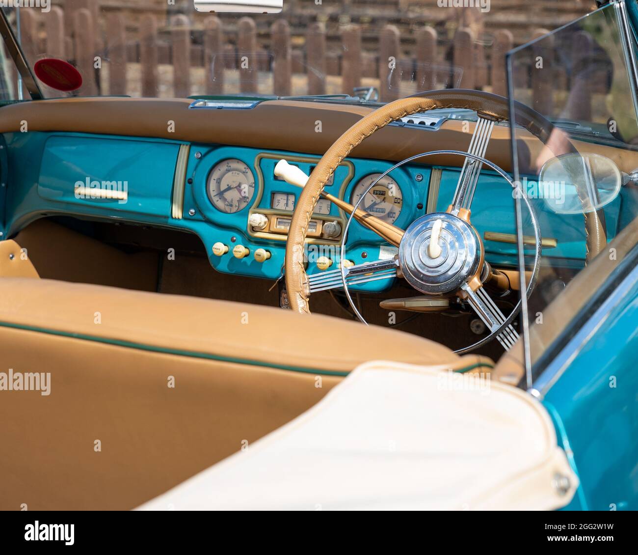 Classic Cabrio Blue Car mit Lederpolsterung Armaturenbrettansicht Stockfoto