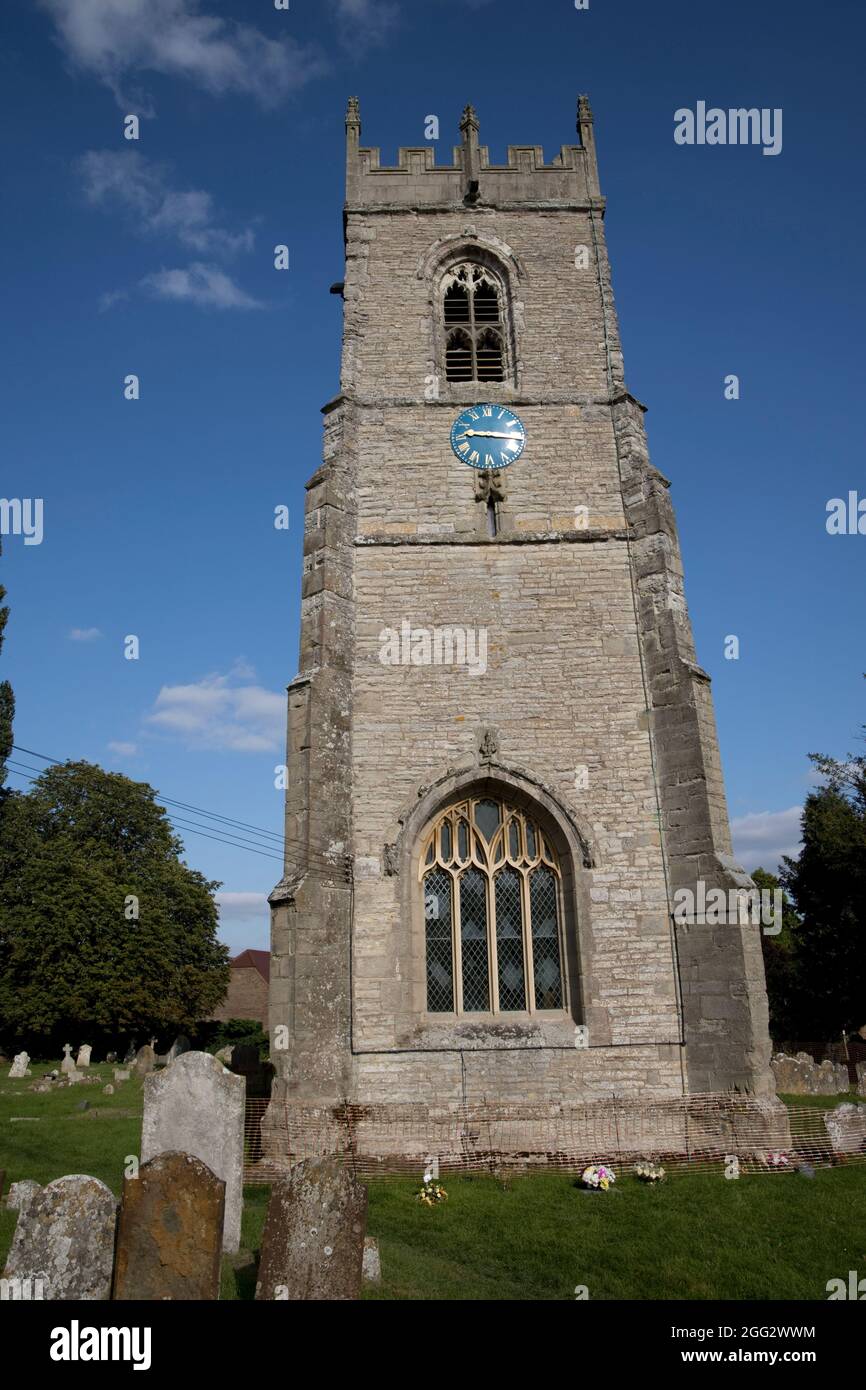 Tower of Church of St Andrew in Cleeve Prior in der Nähe von Evesham UK. Teile des Gebäudes gehen auf das 13. Und 14. Jahrhundert zurück. Große Restaurierung 19thC Stockfoto