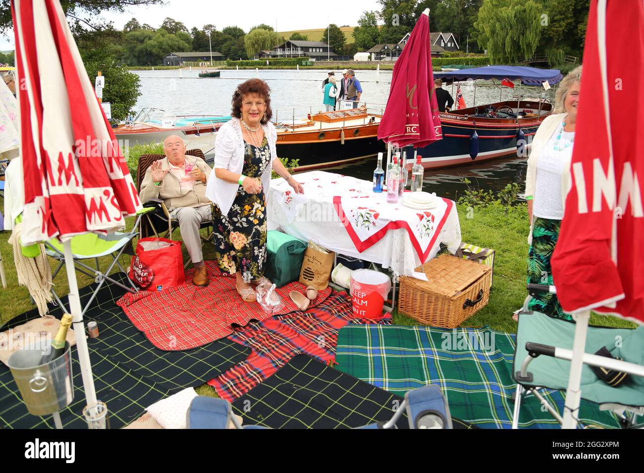 Henley-on-Thames, Großbritannien. August 2021. Die Besucher genossen die verschiedenen Ausstellungen bei einem Picknick auf dem jährlichen Bootsfest in Henley. Quelle: Uwe Deffner/Alamy Live News Stockfoto