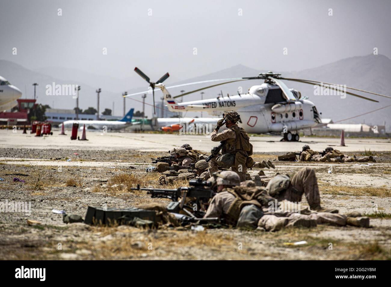 Kabul, Afghanistan. August 2021. Marineinfanteristinnen, die dem Zentralen Spezialkommando der Marine Air Ground Task Force „Crisis Response“ zugewiesen wurden, sorgen am 18. August 2021 für Sicherheit am Hamid Karzai International Airport in Kabul, Afghanistan. US-Dienstmitglieder unterstützen das Außenministerium bei einer geordneten Abseichung von designiertem Personal in Afghanistan. Foto von 1st LT. Mark Andries/USMC/UPI Credit: UPI/Alamy Live News Stockfoto