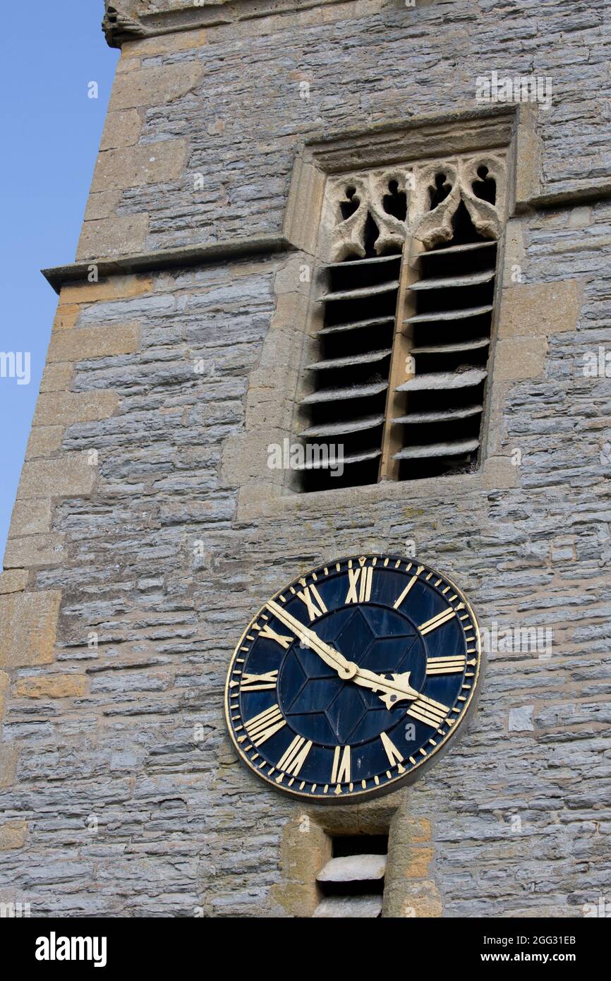 Uhr an der St. Nichola Episcopal mittelalterliche Kirche Middle Littleton aus Blue lias-Stein aus dem 12. Jahrhundert erbaut, umgestaltet 13. Jahrhundert Entury und Rebult Stockfoto