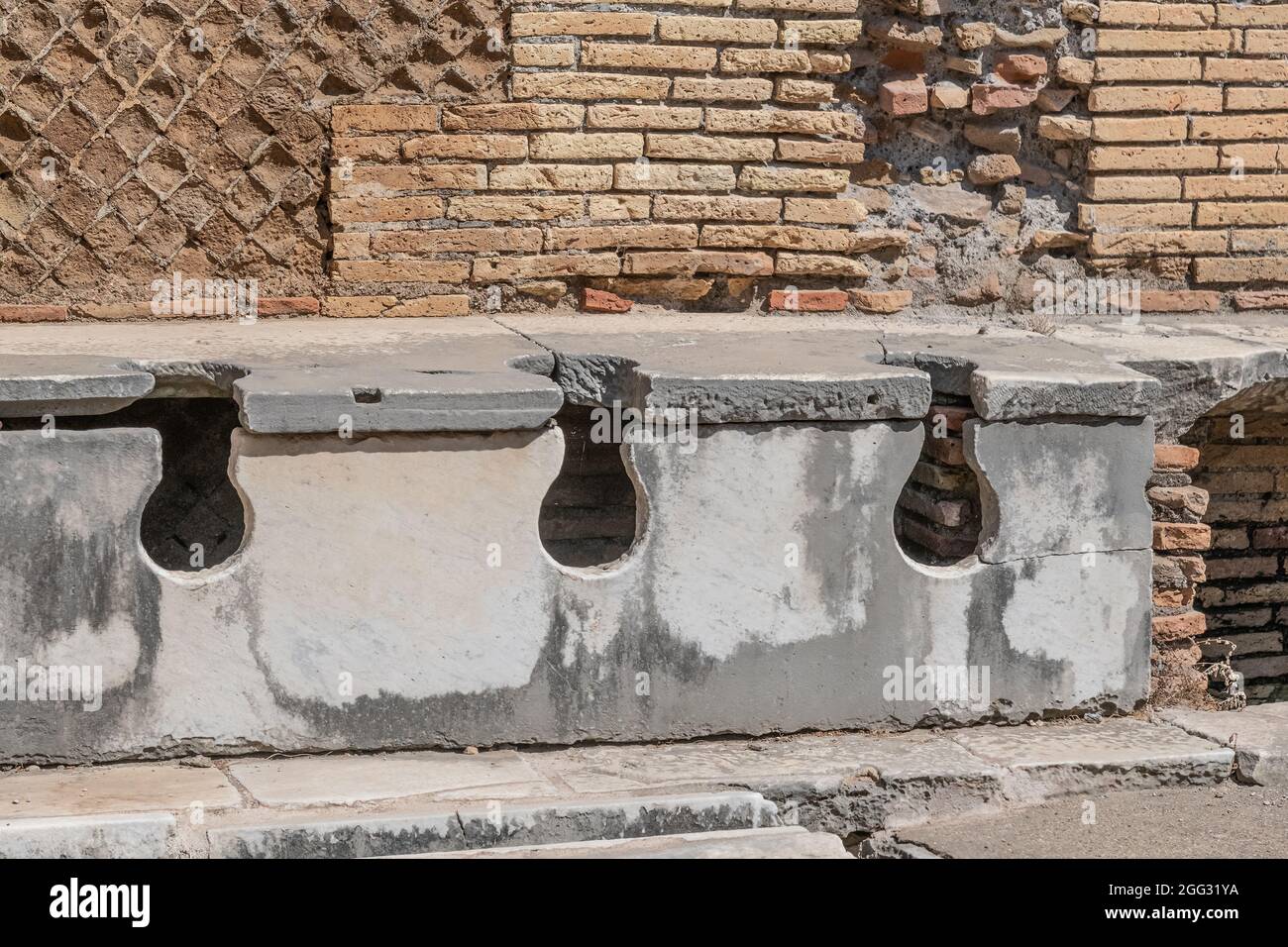 Latrina presso le terme del foro. Alte öffentliche Toiletten (Latrinen) in  Ostia Atica (dem alten Hafen von Rom Stockfotografie - Alamy