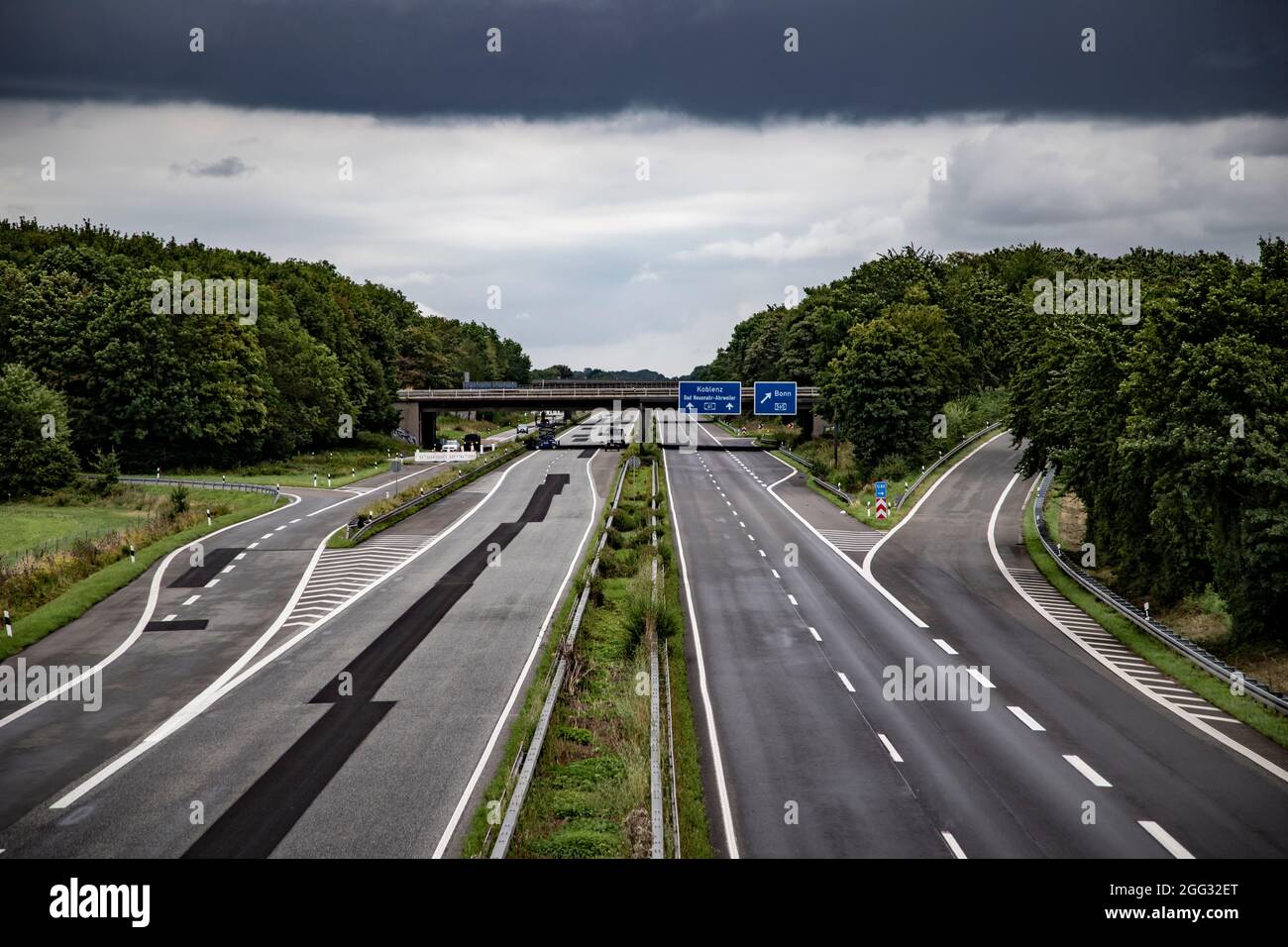 Altendorf, NRW, Deutschland, 08 25 2021, Straßenarbeiten auf der A61 wegen Hochwasserschäden, geschlossene Autobahn Stockfoto