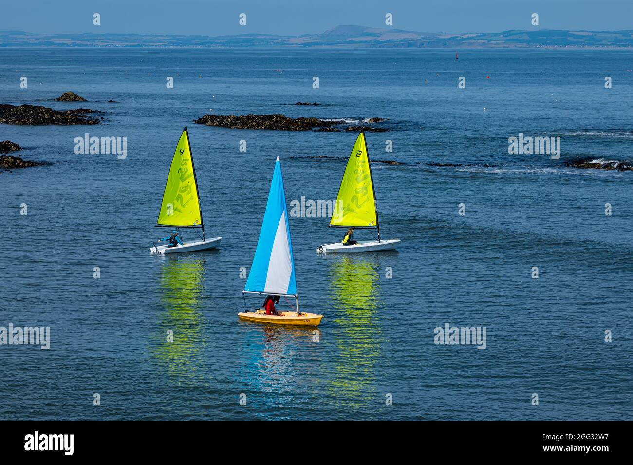 North Berwick, East Lothian, Schottland, Großbritannien, 28. August 2021. UK Wetter: Wassersport. Im Bild: Segelboote aus dem East Lothian Yacht Club fuhren an einem sonnigen Tag in den Firth of Forth zu einer Segelregatta Stockfoto