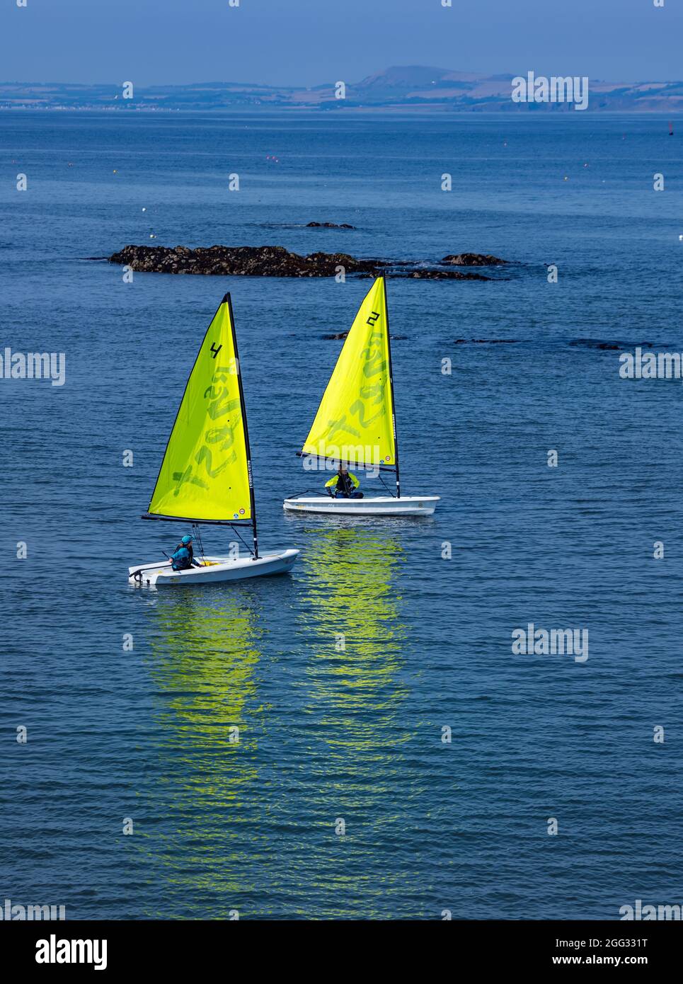 North Berwick, East Lothian, Schottland, Großbritannien, 28. August 2021. UK Wetter: Wassersport. Im Bild: Segelboote aus dem East Lothian Yacht Club fuhren an einem sonnigen Tag in den Firth of Forth zu einer Segelregatta Stockfoto