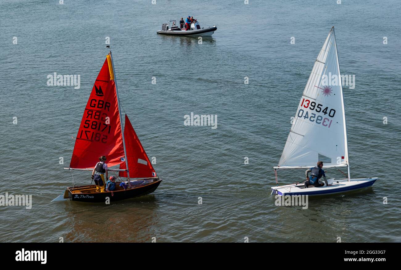 North Berwick, East Lothian, Schottland, Großbritannien, 28. August 2021. UK Wetter: Wassersport. Im Bild: Segelboote aller Art aus dem East Lothian Yacht Club fuhren an einem sonnigen Tag in den Firth of Forth zu einer Segelregatta Stockfoto