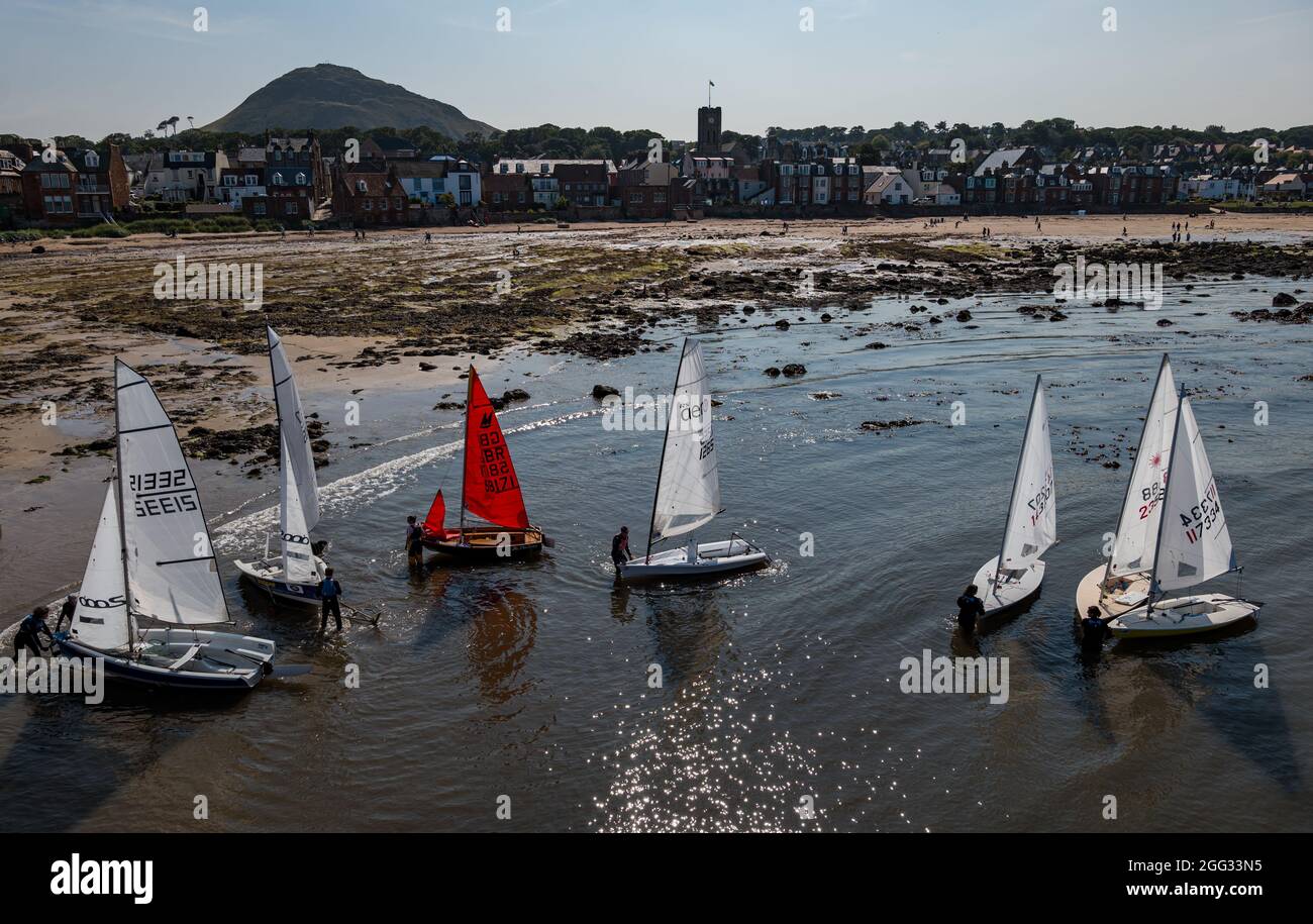 North Berwick, East Lothian, Schottland, Großbritannien, 28. August 2021. UK Wetter: Wassersport. Im Bild: Segelboote aller Art aus dem East Lothian Yacht Club fuhren an einem sonnigen Tag in den Firth of Forth zu einer Segelregatta Stockfoto