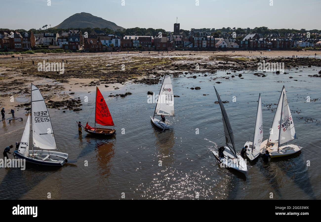 North Berwick, East Lothian, Schottland, Großbritannien, 28. August 2021. UK Wetter: Wassersport. Im Bild: Segelboote aller Art aus dem East Lothian Yacht Club fuhren an einem sonnigen Tag in den Firth of Forth zu einer Segelregatta Stockfoto