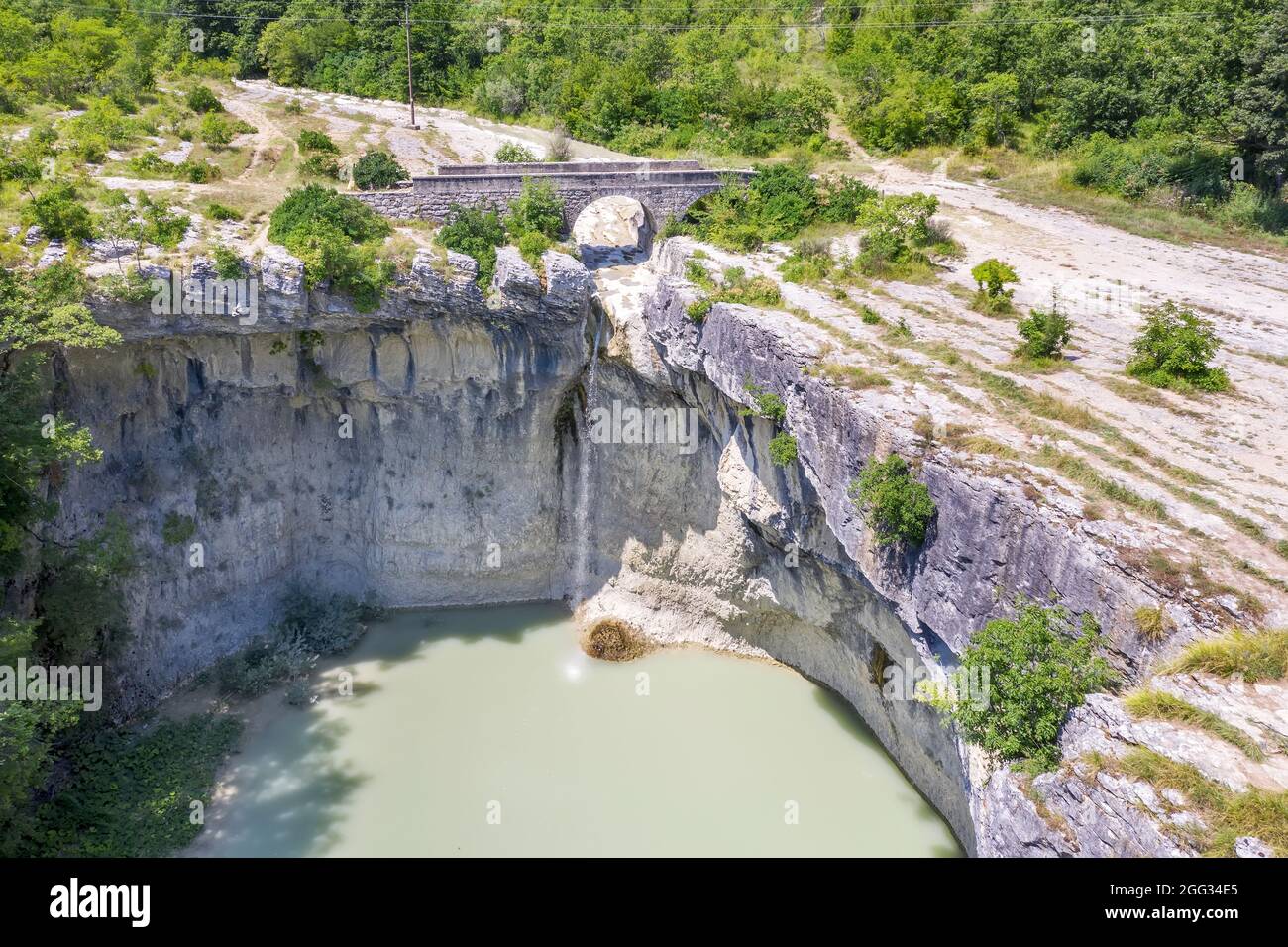 Eine Luftaufnahme des 24.5 Meter hohen Wasserfalls Sopot im Sommer, Istrien, Kroatien Stockfoto