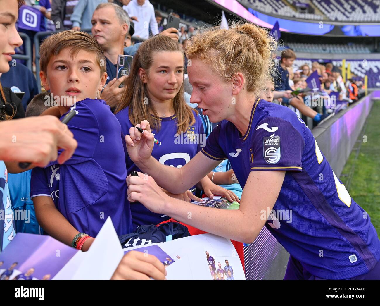 Anderlechts Charlotte Tison dankte den Fans nach einem Fußballspiel zwischen RSC Anderlecht und Sporting Charleroi am Samstag, den 28. August 2 in Brüssel Stockfoto