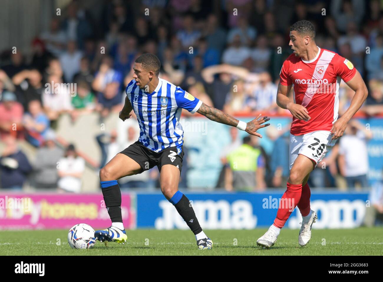 Morecambe, Großbritannien. August 2021. Liam Palmer #2 von Sheffield Wednesday schützt den Ball in Morecambe, Vereinigtes Königreich am 8/28/2021. (Foto von Simon Whitehead/News Images/Sipa USA) Quelle: SIPA USA/Alamy Live News Stockfoto