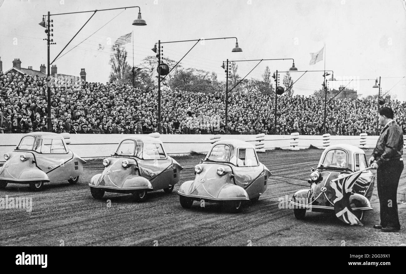 Messerschmitt KR175 Kabinenrollers in der Startlinie eines Rennens im Perry Barr Stadium in den 1950er Jahren, Birmingham, England Stockfoto