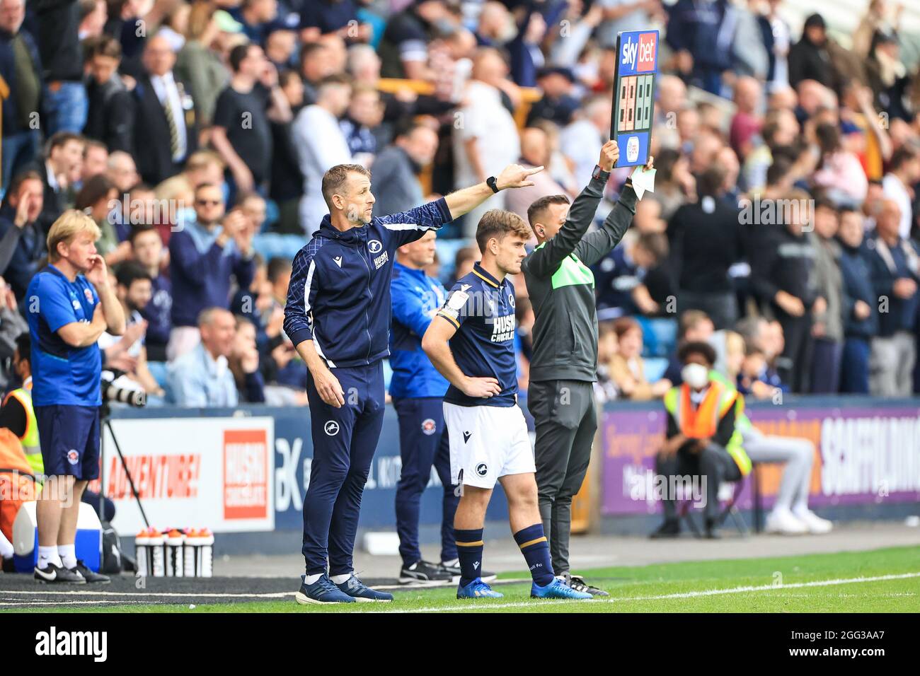 Gary Rowett Manager von Millwall gibt seinem Team Anweisungen Stockfoto