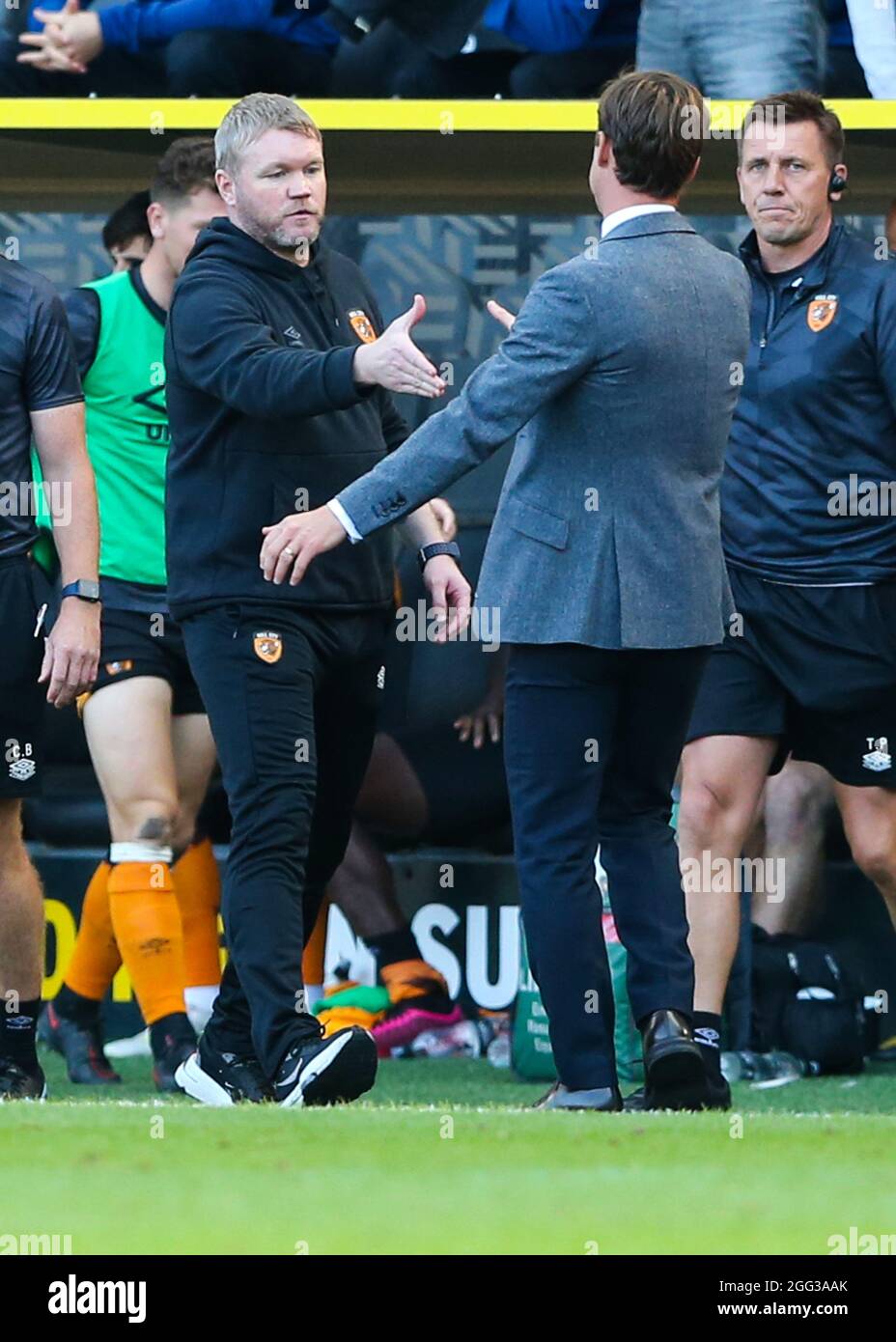 Hull City Manager Grant McCann und Bournemouth Manager Scott Parker schütteln sich die Hände während des Sky Bet Championship-Spiels im MKM Stadium, Hull. Bilddatum: Samstag, 28. August 2021. Stockfoto