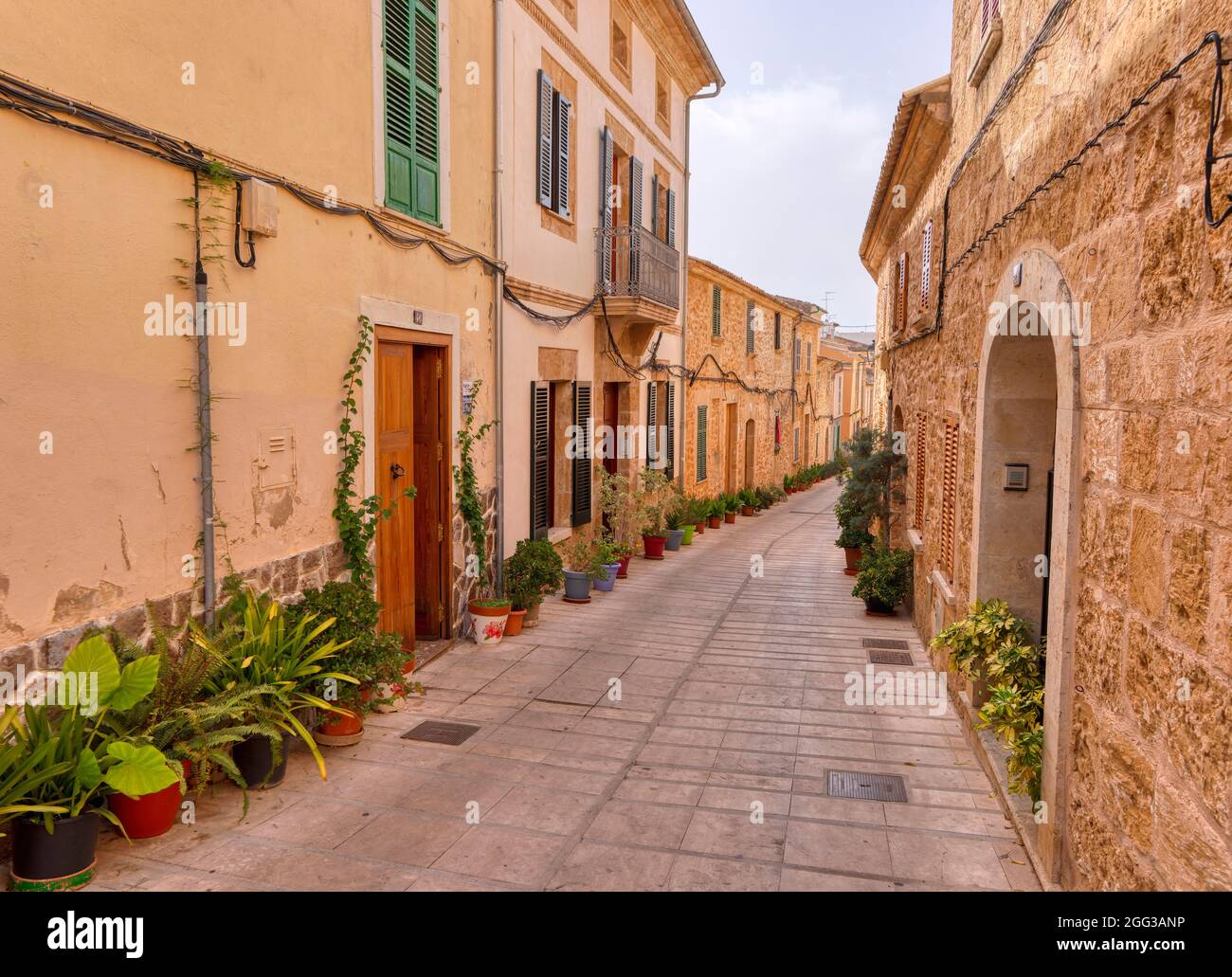 ALCUDIA, SPANIEN - JULI 24: (HINWEIS DER REDAKTION: Das Bild ist ein digitales [High Dynamic Range] Composite.) Die Straße Carrer de la Roca ist in der Altstadt am 24. Juli 2021 in Alcudia, Spanien, zu sehen. Stockfoto