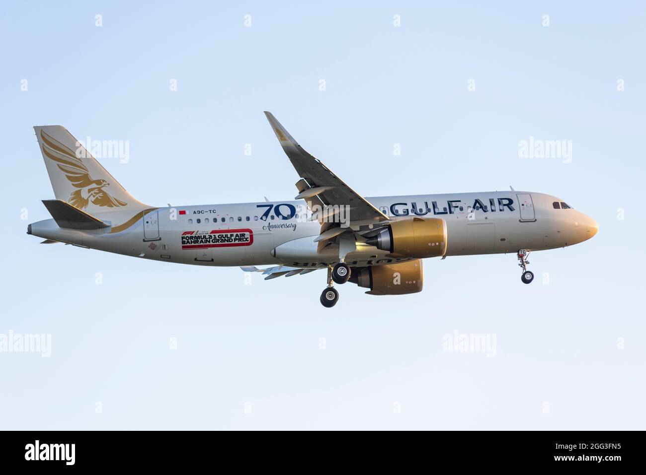 Gulf Air 70 Jahre Airbus A320 NEO Airliner-Düsenflugzeug A9C-TC landet auf dem Flughafen London Heathrow, Großbritannien. Werbung für Formel 1 Bahrain Grand Prix Stockfoto