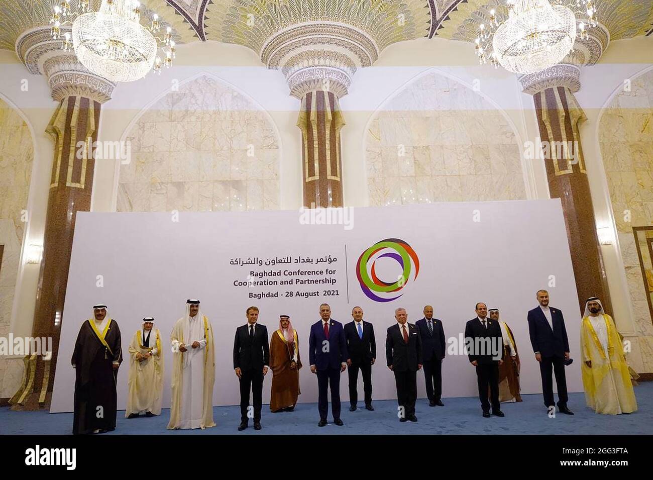 (L bis R) Kuwaits Außenminister Sheikh Sabah al-Khaled al-Sabah, OIC-Generalsekretär Yousef bin Ahmed Al-Othaimeen, der Emir Sheikh Tamim al-Thani aus Katar, der französische Präsident Emmanuel Macron, der saudische Außenminister Faisal bin Farhan, der irakische Premierminister Mustafa al-Kadhemi, der türkische Außenminister Mevlut Cavusoglu, der jordanische König Abdullah II. Ahmed Aboul-Gheit, Generalsekretär der Arabischen Liga, der ägyptische Präsident Abdel Fattah al-Sisi, der Generalsekretär des Golf-Kooperationsrates (GCC) Nayef al-Hajraf, der iranische Außenminister Hossein Amir-Abdollahian und der Herrscher von Dubai sowie der Vize-Präsident der Vereinigten Arabischen Emirate, M. Stockfoto
