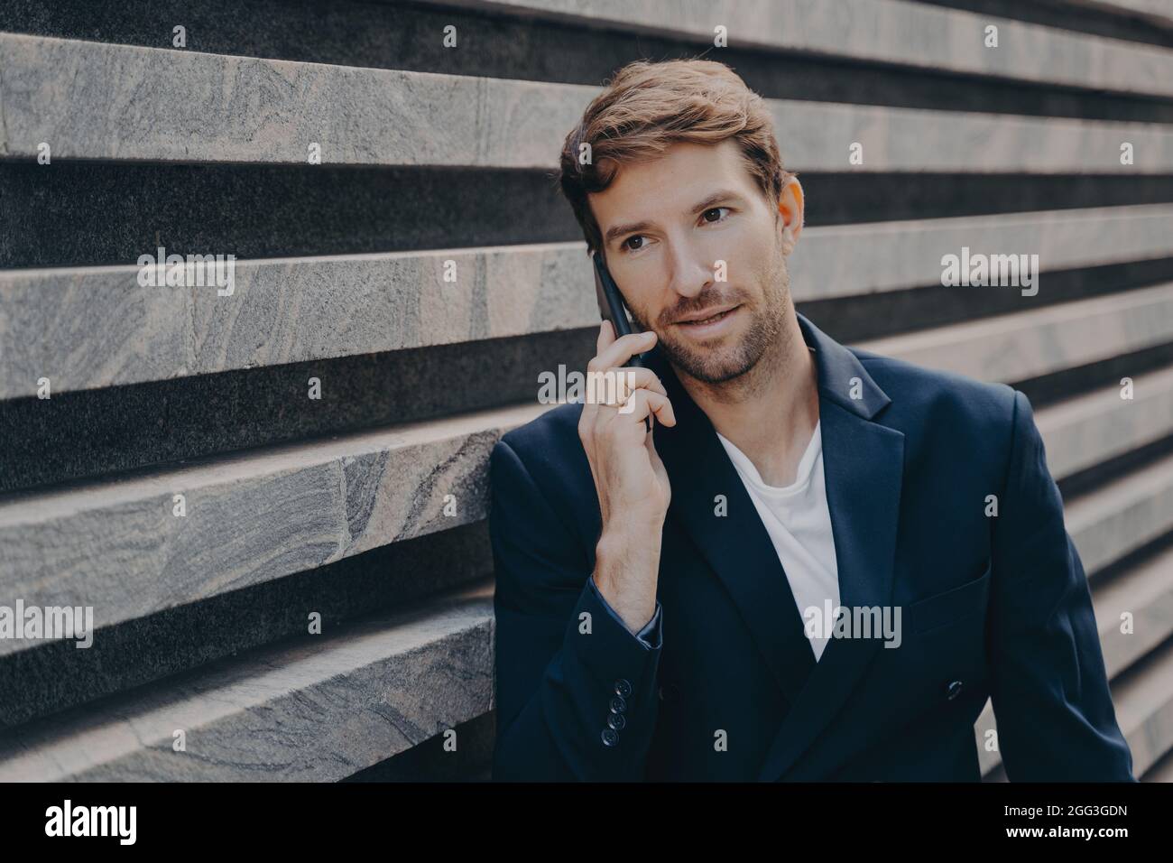 Beschäftigte professionelle Unternehmer in der Ferne konzentriert trägt formelle Kleidung hat Telefongespräch Stockfoto