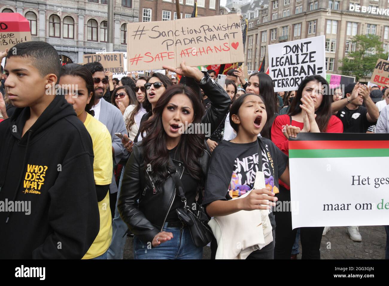 Amsterdam, Niederlande. August 2021. Demonstranten rufen am 28. August 2021 auf dem Dam-Platz in Amsterdam, Niederlande, bei einer Demonstration zur Unterstützung des freien Afghanistans Parolen. Die Demonstranten fordern die niederländische Regierung auf, unverzüglich zu erklären, dass Afghanistan ein unsicheres Herkunftsland ist, damit die Afghanen endlich ein Recht auf Asyl und Sicherheit haben. Bei einem Selbstmordattentäter, der am vergangenen Donnerstag vor dem internationalen Flughafen Kabul angegriffen wurde, starben mehr als 110 Menschen, 150 wurden verletzt. (Foto von Paulo Amorim/Sipa USA) Quelle: SIPA USA/Alamy Live News Stockfoto