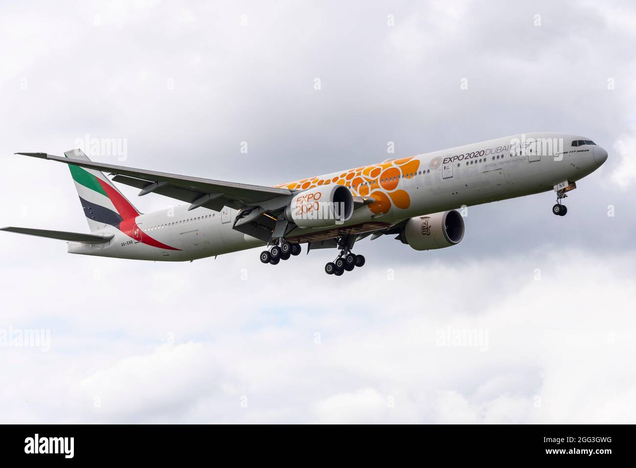 Emirates Boeing 777 Airliner-Düsenflugzeug A6-ENR landet am Flughafen London Heathrow, Großbritannien, mit Werbung für Dubai UAE Expo 2020 Stockfoto