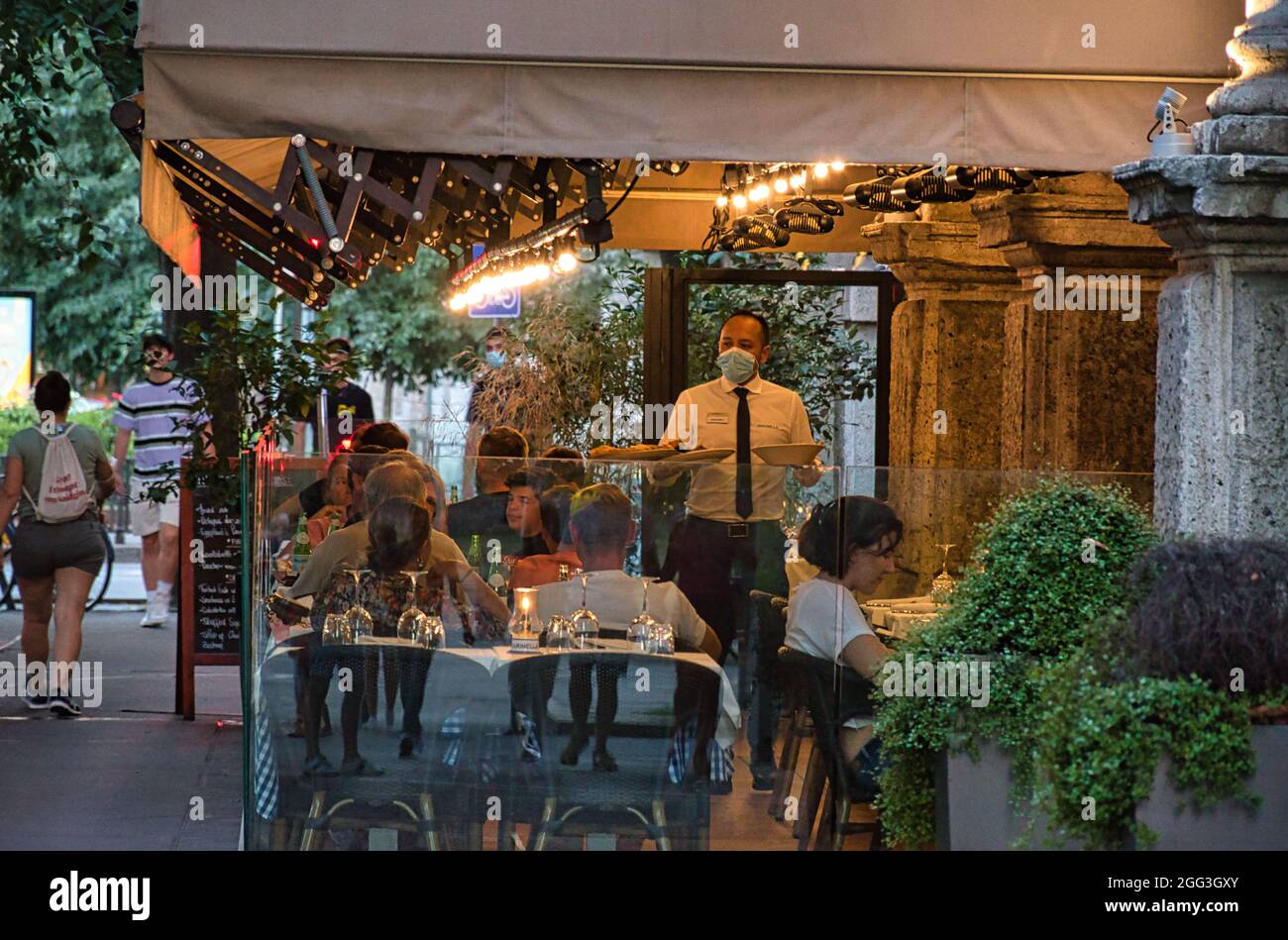 Mailand, Italien 08.27.2021Menschen, Touristen, die in einem alten, traditionellen italienischen Restaurant zu Abend essen Stockfoto