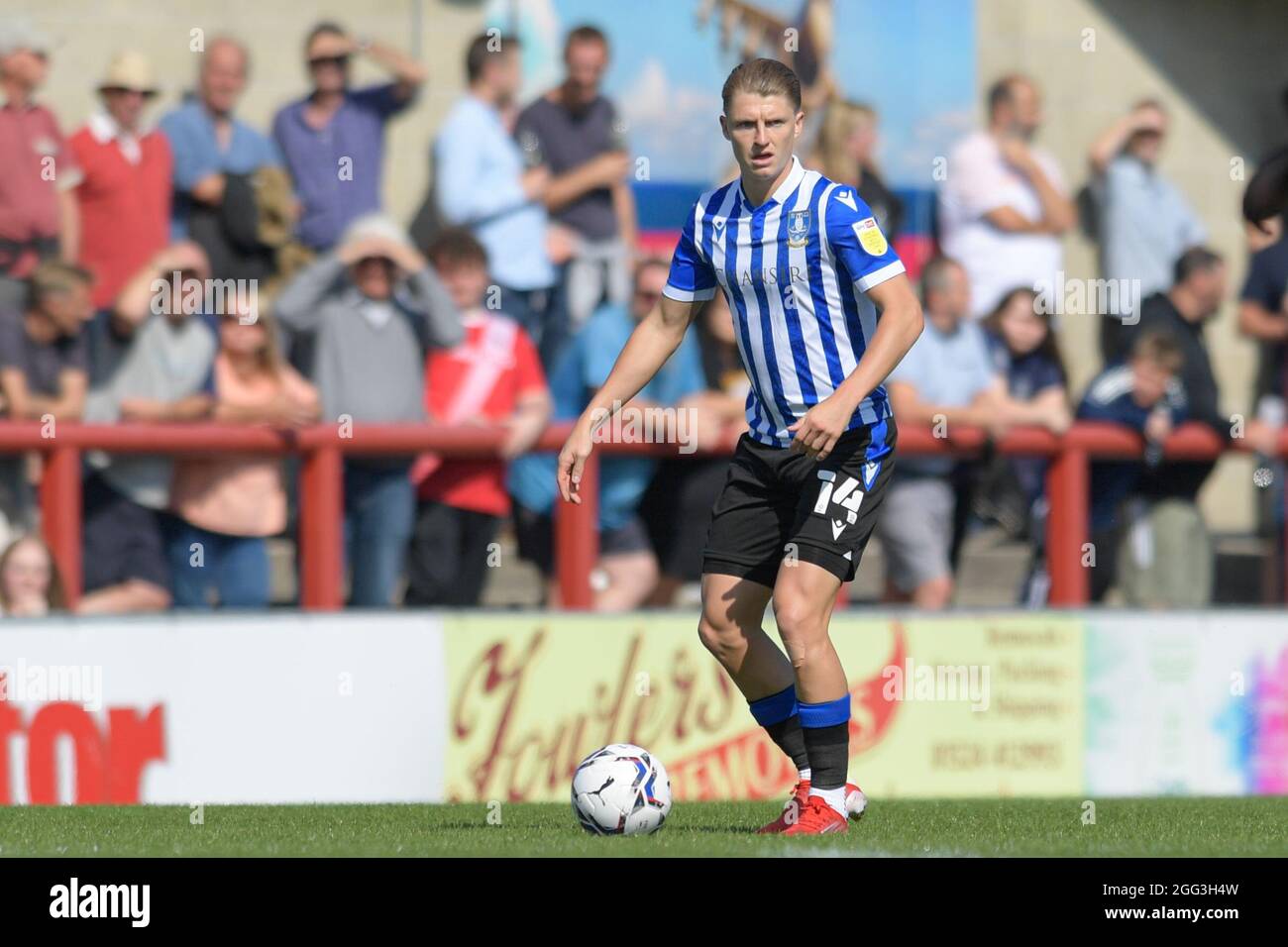 Morecambe, Großbritannien. August 2021. George Byers #14 von Sheffield Mittwoch mit dem Ball in Morecambe, Vereinigtes Königreich am 8/28/2021. (Foto von Simon Whitehead/News Images/Sipa USA) Quelle: SIPA USA/Alamy Live News Stockfoto