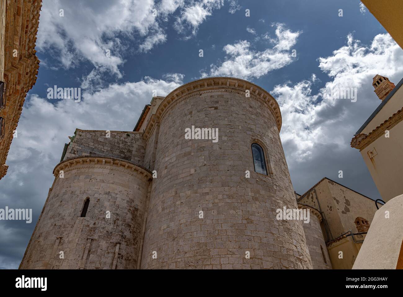 Von erheblichem architektonischem Interesse ist die apulische Kathedrale im romanischen Stil, in der sich die Körper der Schutzheiligen der Stadt, Basso und Timoteo, befinden Stockfoto