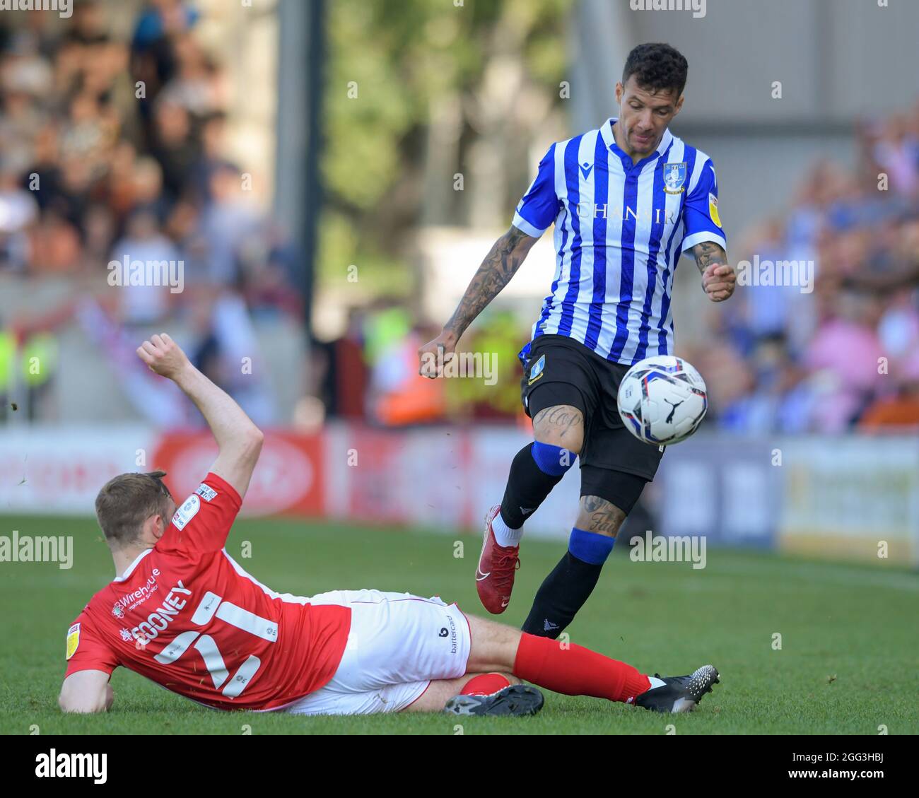 Marvin Johnson #18 von Sheffield Wednesday wird von Ryan Cooney #21 von Morecambe gefoult Stockfoto