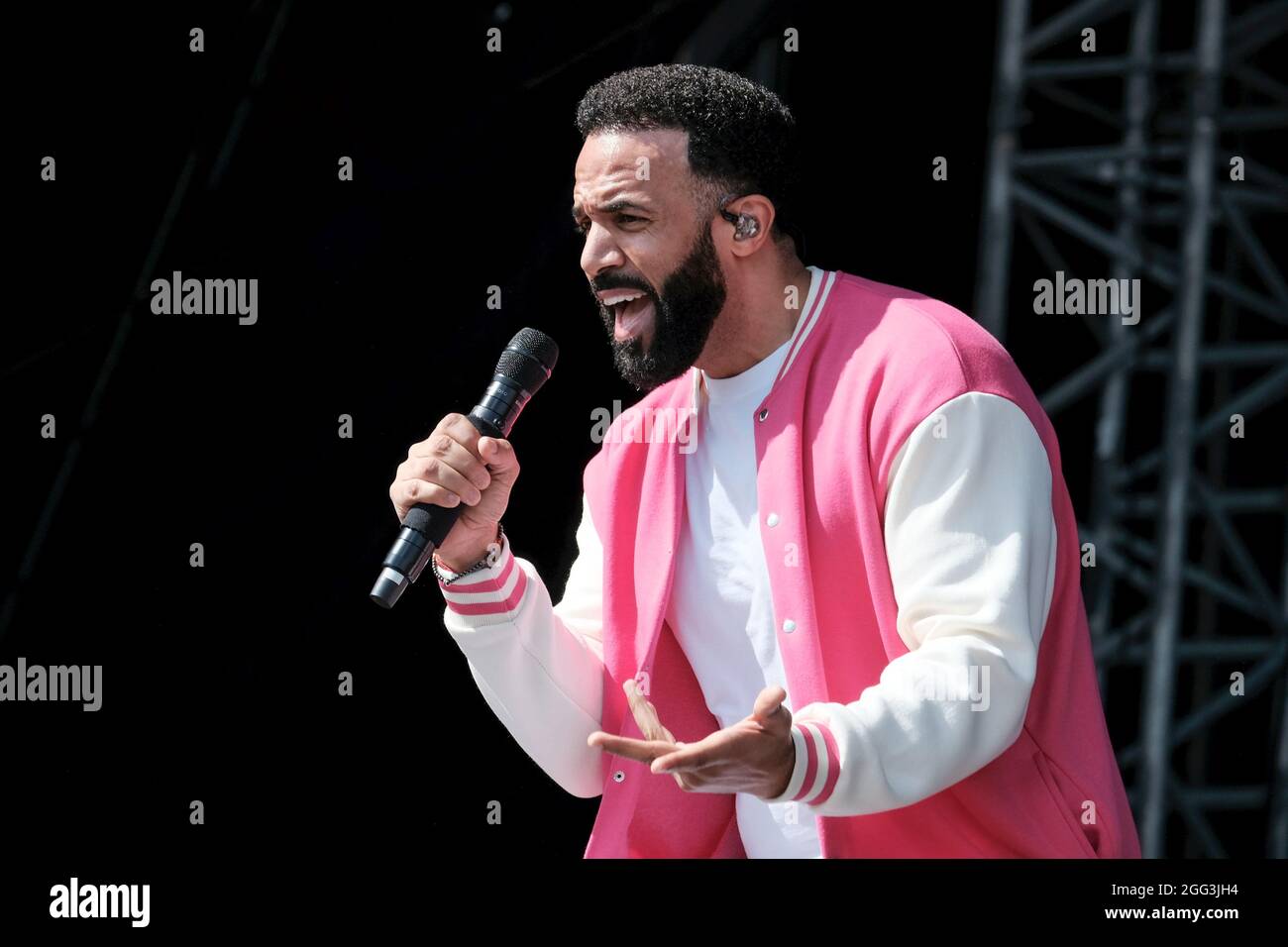 Portsmouth, Großbritannien. August 2021. Craig Ashley David MBE Sänger, Songwriter, Rapper, Plattenproduzent und DJ spielt seinen Craig David TS5 dj und sein Vocal Set live auf der Bühne während des Victorious Festival in Southsea. Kredit: SOPA Images Limited/Alamy Live Nachrichten Stockfoto