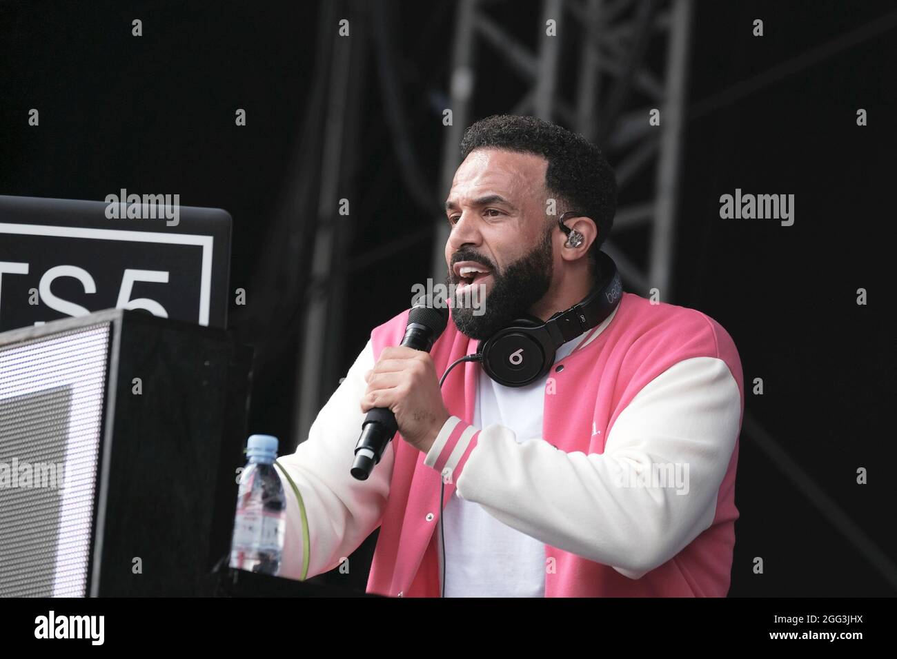 Portsmouth, Großbritannien. August 2021. Craig Ashley David MBE Sänger, Songwriter, Rapper, Plattenproduzent und DJ spielt seinen Craig David TS5 dj und sein Vocal Set live auf der Bühne während des Victorious Festival in Southsea. Kredit: SOPA Images Limited/Alamy Live Nachrichten Stockfoto