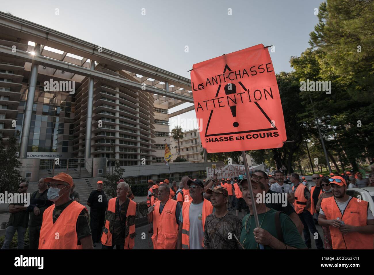 Toulon, Frankreich. August 2021. Ein Protestler hält während der Demonstration ein Plakat.die Jäger der Region Var demonstrierten auf Aufruf der Verbände zur Verteidigung der traditionellen Jagd. Nachdem der Conseil d'Etat kürzlich einige Rücklagen für die Genehmigung der traditionellen Jagd aufgehoben hatte, beschuldigten die Jäger die Regierung Macron und die Ministerin Barbara Pompili, sich vor den Ökologen zu beugen und die Jagdtraditionen in Frankreich töten zu wollen. (Foto: Laurent Coust/SOPA Images/Sipa USA) Quelle: SIPA USA/Alamy Live News Stockfoto