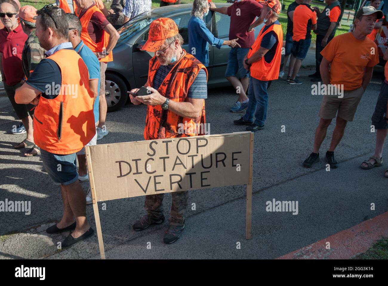 Toulon, Frankreich. August 2021. Während der Demonstration steht ein Protestler mit einem Plakat.die Jäger der Region Var demonstrierten auf Aufruf der Verbände zur Verteidigung der traditionellen Jagd. Nachdem der Conseil d'Etat kürzlich einige Rücklagen für die Genehmigung der traditionellen Jagd aufgehoben hatte, beschuldigten die Jäger die Regierung Macron und die Ministerin Barbara Pompili, sich vor den Ökologen zu beugen und die Jagdtraditionen in Frankreich töten zu wollen. (Foto: Laurent Coust/SOPA Images/Sipa USA) Quelle: SIPA USA/Alamy Live News Stockfoto