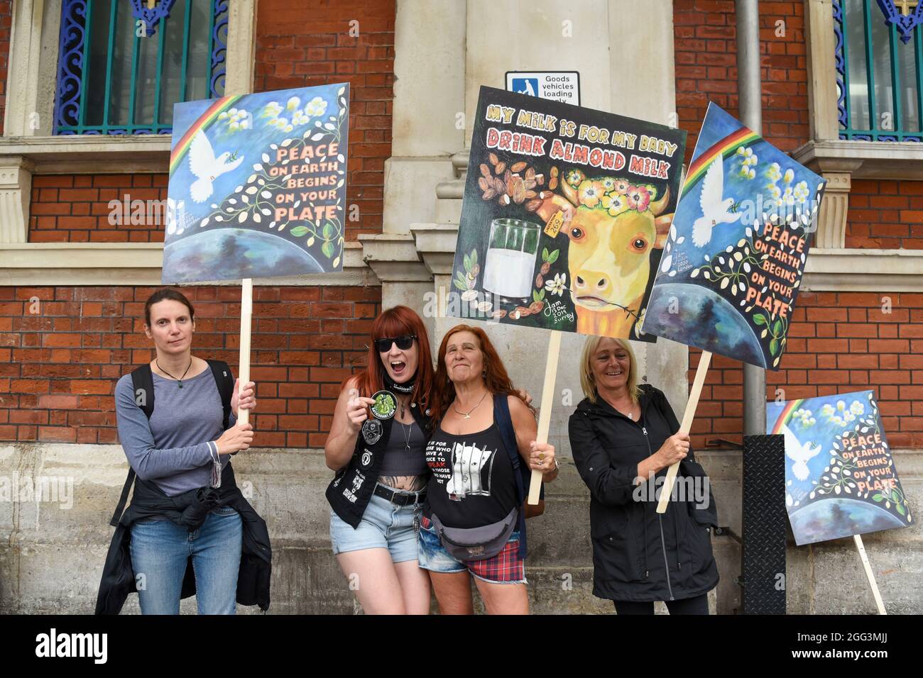 London, Großbritannien. August 2021. Während der Demonstration halten Demonstranten Plakate.der Tieraufstand von Extinction Rebellion veranstaltete einen Protest auf dem Smithfield Meat Market in London, in dem Gerechtigkeit für Tiere im gesamten Vereinigten Königreich gefordert wurde und auch der Tierausbeutung ein Ende gesetzt wurde. (Foto von Dave Rushen/SOPA Images/Sipa USA) Quelle: SIPA USA/Alamy Live News Stockfoto