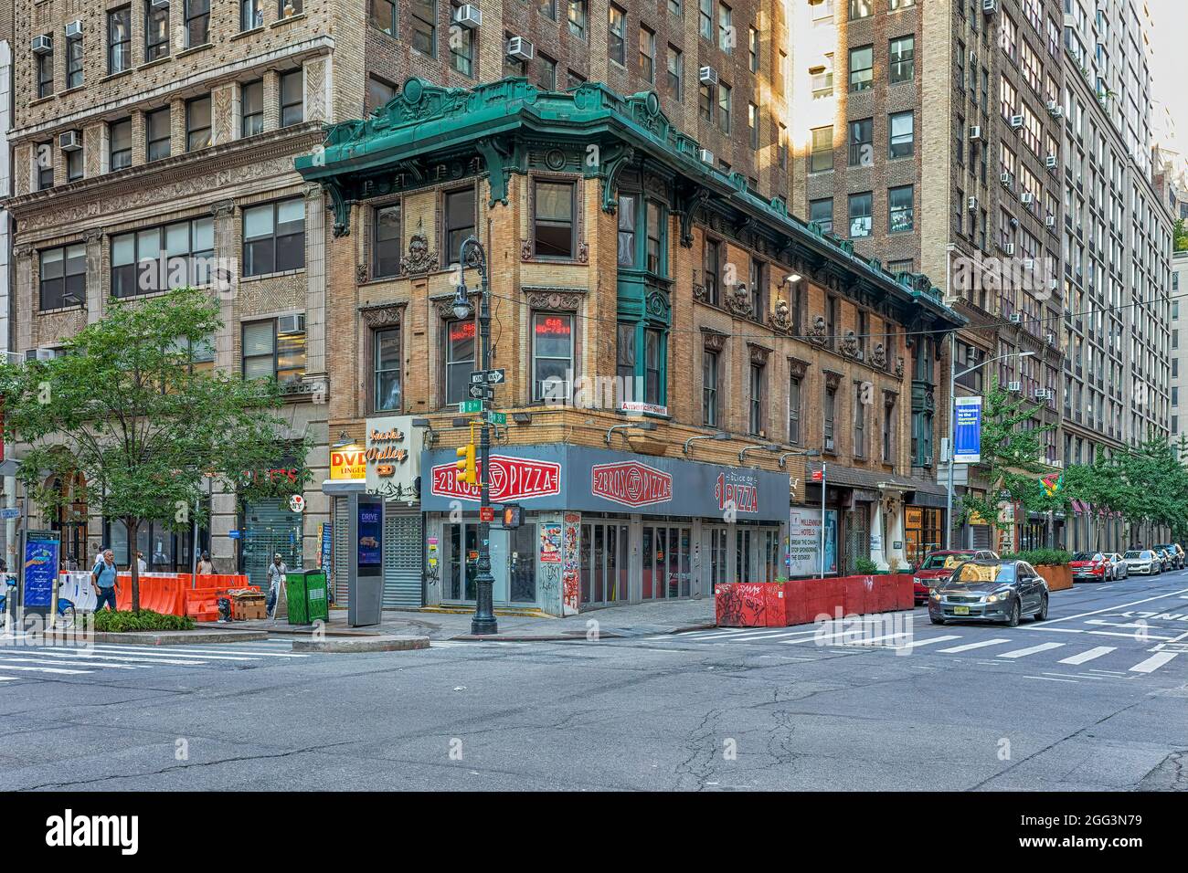 300 West 38th Street, errichtet 1902, war eines der ersten Entwürfe von Emery Roth (mit Ausnahme von grarigem Lack!). Stockfoto