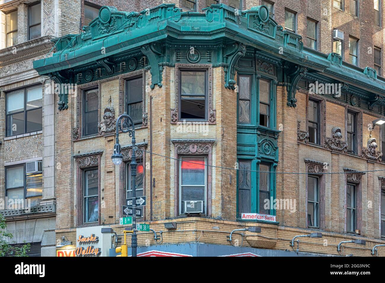 300 West 38th Street, errichtet 1902, war eines der ersten Entwürfe von Emery Roth (mit Ausnahme von grarigem Lack!). Stockfoto