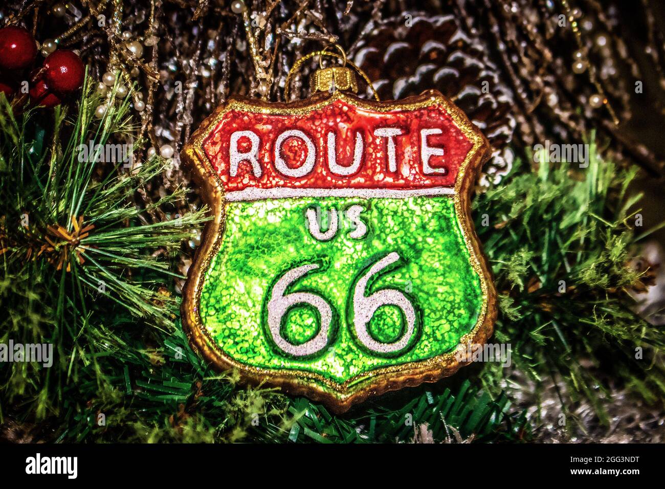 Route 66 geblasen Weihnachtsschmuck vor Kiefernzapfen Hintergrund Stockfoto