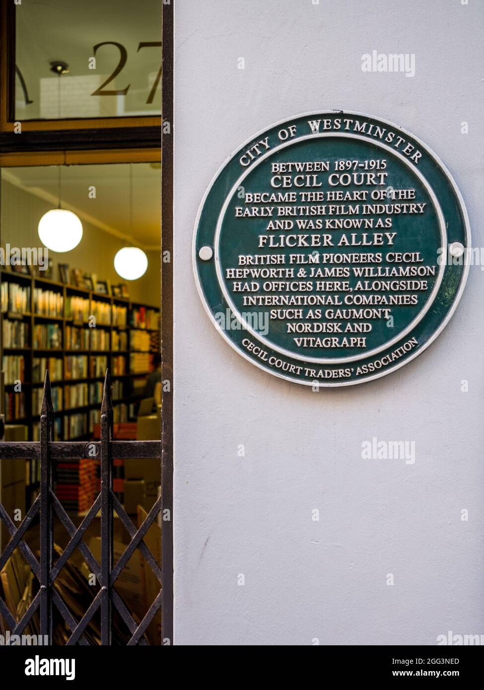 Flicker Alley Grüne Plakette in Cecil Court London - Cecil Court, das ehemalige Herz der britischen Filmindustrie von 1897 bis 1915, war als Flicker Alley bekannt Stockfoto