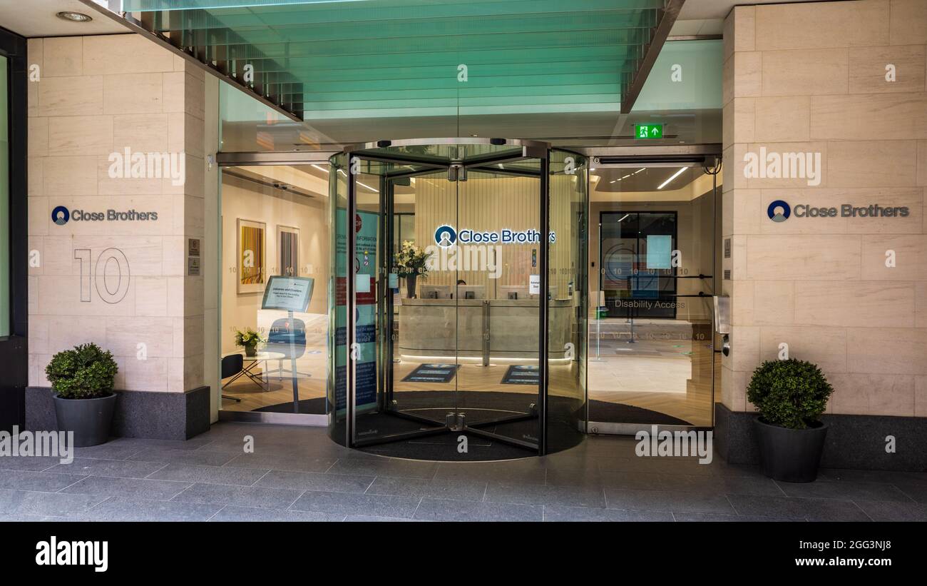 Close Brothers London HQ - Hauptsitz der britischen Merchant Banking Group am 10 Crown Place London - Close Brothers Group PLC Stockfoto
